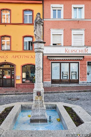 Gemeinde Neumarkt_St._Veit Landkreis Mühldorf Stadtplatz Brunnen (Dirschl Johann) Deutschland MÜ